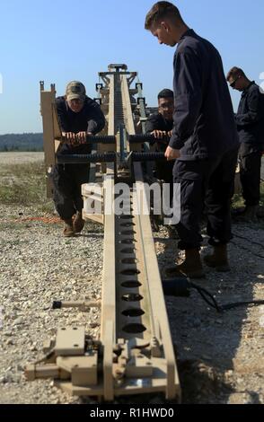 Soldati con 91º Battaglione ingegnere il push di un velivolo senza equipaggio veicolo lanciatore per un pre-posizione di lancio durante l'esercizio Saber svincolo 18 in Hohenfels Area Formazione, Germania, Sett. 20. Saber 18 di giunzione è il 173rd Airborne della brigata Combat training center esercizio di certificazione, che si svolge presso il Grafenwoehr Hohenfels e le aree di formazione, Sett. 4 - 1 Ottobre, 2018. Gli Stati Uniti Esercito Europa-diretto esercizio è progettato per valutare la predisposizione della brigata di condurre unified operazioni di terra in un giunto, combinata ambiente e di promuovere l'interoperabilità con la partecipazione di Alleati e partner Foto Stock