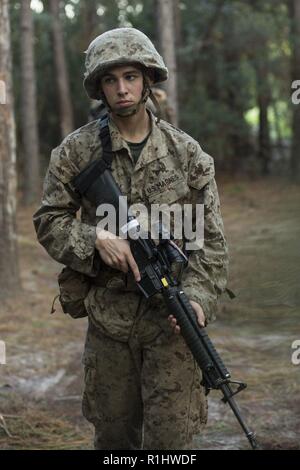 Rct. James McConnell, plotone 3072, Lima Company, 3a reclutare battaglione di formazione prevede il completamento di un evento durante il crogiolo sett. 20, 2018 su Parris Island, S.C. Il crogiolo è 54 ora evento culminante che necessita di reclute per lavorare come un team e superare le sfide al fine di guadagnare il titolo della marina degli Stati Uniti. Foto Stock