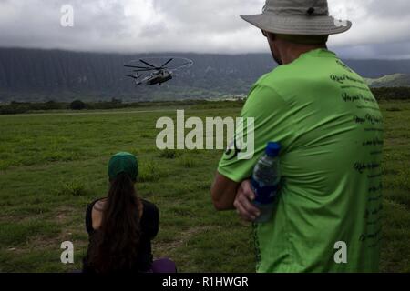 I membri del quartiere Waimanalo Board osservare la formazione a bordo di Marine Corps Area Formazione soffietto, Sett. 20, 2018. I leader della comunità dal quartiere Waimanalo Board sono stati invitati dalla Marine Corps base Hawaii (MCBH) per osservare e impegnarsi con Marines e MCBH personale per imparare più circa l'installazione, le sue aree di formazione e i Marines che sono di stanza qui. Foto Stock