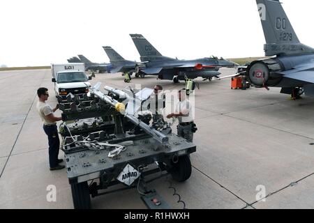 Armamento aereo i tecnici di sistema assegnato per il centoquarantesimo Manutenzione aeromobili squadrone preparare un 141 rimorchio per il traino a Buckley Air Force Base in Colorado, Sett. 19, 2018. Se uno specialista di avionica, capo equipaggio o specialista di impianto idraulico, la manutenzione aviatori sono responsabili per il mantenimento della missione-lo stato di pronto di oltre 20 F-16s. Foto Stock