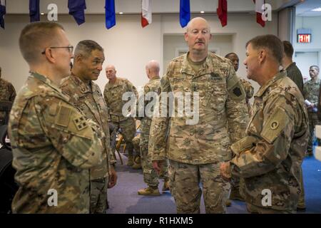 Stati Uniti Esercito Lt. Gen. Michael X. Garrett, U.S. Esercito comandante centrale, parla con gli Stati Uniti Esercito il Mag. Gen. Flem 'Donnie' Walker, 1° Theatre supporto comando commander, diritto, U.S. Esercito il Mag. Gen. Andrew Schafer, ventottesima Divisione di Fanteria e la Task Force commander Spartan, centro e U.S. Esercito il Mag. Gen. David Hill, U.S. Centrale di esercito vice comandante, a sinistra al USARCENT Leader Forum di sviluppo presso il Camp come Sayliyah, Qatar, 22 settembre 2018. La ALDF consente di condottieri e personale per discutere il comandante le priorità e condurre la pianificazione futura. Foto Stock