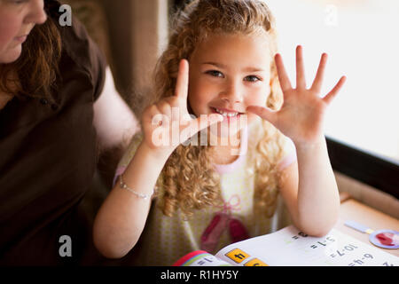 Ragazza facendo il suo dovere. Foto Stock