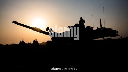 I veicoli sono in scena al di fuori della posizione di avanzamento Base Operativa Gerber, vicino a Camp Buehring, Kuwait, come soldati da 155Armored Brigade Combat Team preparano per il loro utilizzo per condurre il ferro europea 8 formazione esercizio con gli Emirati Arabi Uniti. Foto Stock