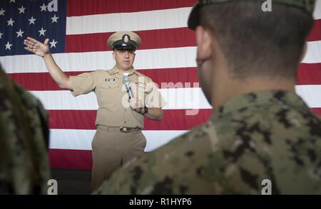 SAN DIEGO (sett. 19, 2018) Master Chief Sottufficiali della Marina (MCPON) Russell Smith parla ad un tutte le mani con la chiamata in un hangar della baia di Nimitz-class portaerei USS Carl Vinson (CVN 70). Smith ha visitato per un impegno della flotta per raccogliere feedback e Guida condivisa con San Diego-basata di marinai. Foto Stock