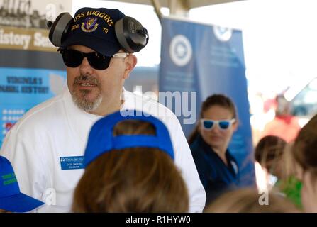 Zach Smyers, museo educatore con l'Hampton Roads Museo Navale, staffs uno stand durante il NAS Oceana Air Show. I membri del personale della storia navale e Patrimonio il comando e il museo personale congiunto in una cabina per fornire camminare fino a stelo (Scienza Tecnologia e Ingegneria Matematica) istruzione al quinto grado gli studenti nella città di Virginia Beach. Altri espositori presenti sono state la US Navy custodi del mare, Flotta US il comando delle forze e la Tidewater Community College Robotics Team. Foto Stock