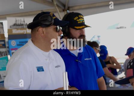 Zach Smyers (sinistra) e Giuseppe Miechle (a destra), entrambi gli educatori del museo con le strade di Hampton Museo Navale, staffs uno stand durante il NAS Oceana Air Show. I membri del personale della storia navale e Patrimonio il comando e il museo personale congiunto in una cabina per fornire camminare fino a stelo (Scienza Tecnologia e Ingegneria Matematica) istruzione al quinto grado gli studenti nella città di Virginia Beach. Altri espositori presenti sono state la US Navy custodi del mare, Flotta US il comando delle forze e la Tidewater Community College Robotics Team. Foto Stock