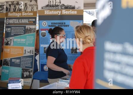 Meghan Cunningham con la storia navale e comando del patrimonio personale di uno stand durante il NAS Oceana Air Show. I membri del personale della storia navale e Patrimonio il comando e il museo personale congiunto in una cabina per fornire camminare fino a stelo (Scienza Tecnologia e Ingegneria Matematica) istruzione al quinto grado gli studenti nella città di Virginia Beach. Altri espositori presenti sono state la US Navy custodi del mare, Flotta US il comando delle forze e la Tidewater Community College Robotics Team. Foto Stock