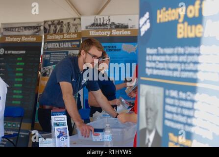 Alex Hayes con la NHHS la comunicazione e la divulgazione della divisione, staffs uno stand durante il NAS Oceana Air Show. I membri del personale della storia navale e Patrimonio il comando e il museo personale congiunto in una cabina per fornire camminare fino a stelo (Scienza Tecnologia e Ingegneria Matematica) istruzione al quinto grado gli studenti nella città di Virginia Beach. Altri espositori presenti sono state la US Navy custodi del mare, Flotta US il comando delle forze e la Tidewater Community College Robotics Team. Foto Stock