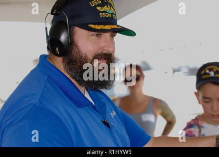 Giuseppe Miechle, un educatore museale con il Hampton Roads Museo Navale, staffs uno stand durante il NAS Oceana Air Show. I membri del personale della storia navale e Patrimonio il comando e il museo personale congiunto in una cabina per fornire camminare fino a stelo (Scienza Tecnologia e Ingegneria Matematica) istruzione al quinto grado gli studenti nella città di Virginia Beach. Altri espositori presenti sono state la US Navy custodi del mare, Flotta US il comando delle forze e la Tidewater Community College Robotics Team. Foto Stock