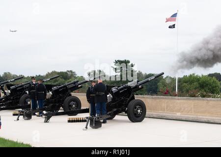 I soldati assegnati al 3° U.S. Reggimento di Fanteria (la vecchia guardia), presidenziali batteria salutano il rendering di onori durante annualmente un prigioniero di guerra/ mancante in azione (POW/MIA) cerimonia di riconoscimento al Pentagono di Arlington, Virginia, Sett. 21, 2018. Il Segretario della Difesa Mattis diede commento seguita da un pass-in-review, servizio comune inno medley e cavalcavia. Foto Stock