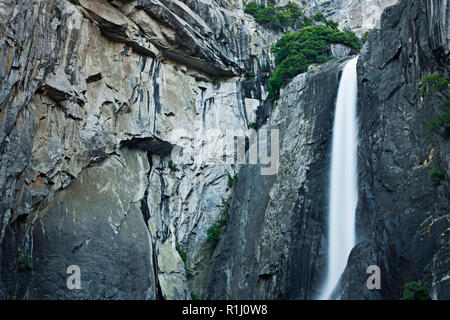 Cascata a cascata verso il basso il lato di una scogliera rocciosa. Foto Stock