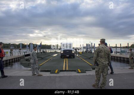 Carolina del Sud la Guardia Nazionale soldati con il 125th multiruolo società Ponte Costa e guardie preparare per offload di risposta di emergenza veicoli dopo che li trasporta attraverso le vie navigabili in Georgetown, Carolina del Sud, Sett. 24, 2018. Circa 2.900 soldati e aviatori sono stati mobilitati a sostegno di una partnership agenzie civili per salvaguardare i cittadini del Sud Carolina all indomani della tempesta tropicale Firenze. Foto Stock