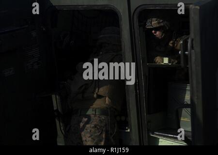 Lancia Cpl. William Daniels, sinistra, mani munizioni a CPL. Andrew Weinzetl all'interno di una luce veicolo blindato durante la formazione gunnery a bordo dell'assalto anfibio nave USS Wasp (LHD 1), in corso nel Mare della Cina del Sud, Sett. 24, 2018. Daniels è un LAV crewman e Weinzetl è un fuciliere, sia con armi Company, Battaglione Team di atterraggio, 2° Battaglione, 5 Marines. Durante la formazione, i Marines in scena LAVs in cima il Wasp del ponte di volo per affinare le loro capacità gunnery di agire come la sicurezza della nave. Il trentunesimo MEU, il Marine Corps' solo in modo continuo distribuita MEU, fornisce una forza flessibile re Foto Stock