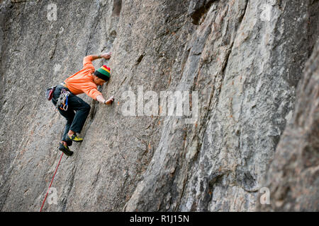 Uomo con tutta la sua forza e la capacità di concentrazione e arrampicate su roccia. Foto Stock