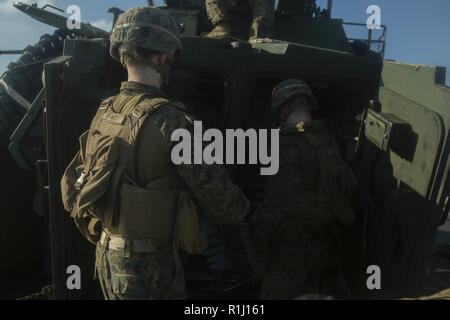 Lancia Cpl. William Daniels mani munizioni a CPL. Andrew Weinzetl all'interno di una luce veicolo blindato durante la formazione gunnery a bordo dell'assalto anfibio nave USS Wasp (LHD 1), in corso nel Mare della Cina del Sud, Sett. 24, 2018. Daniels è un LAV crewman e Weinzetl è un fuciliere, sia con armi Company, Battaglione Team di atterraggio, 2° Battaglione, 5 Marines. Durante la formazione, i Marines in scena LAVs in cima il Wasp del ponte di volo per affinare le loro capacità gunnery di agire come la sicurezza della nave. Il trentunesimo MEU, il Marine Corps' solo in modo continuo distribuita MEU, fornisce una forza flessibile pronto per Foto Stock