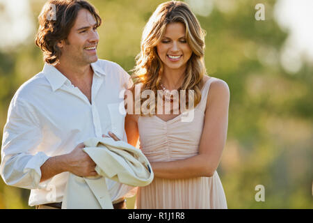 Sorridente metà adulto giovane camminando a braccetto. Foto Stock
