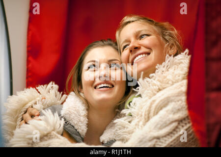 Due ragazze adolescenti che pongono all'interno del Photo Booth. Foto Stock