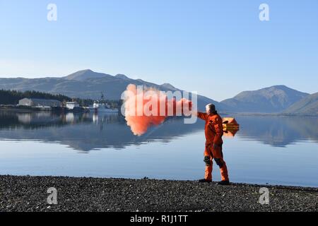 Lt. La Cmdr. Jon Bartel, una stazione di aria Kodiak MH-60 Jayhawk pilota di elicottero, incendi un MK-124 MOD-0 flare durante l'aria della stazione di aviazione annuale acqua punte di sopravvivenza alla stazione aria Kodiak, Alaska, Sett. 25, 2018. Questi esercizi obbligatori rafforzare per aviatori procedure corrette e il corretto utilizzo delle attrezzature durante le situazioni di emergenza. Foto Stock