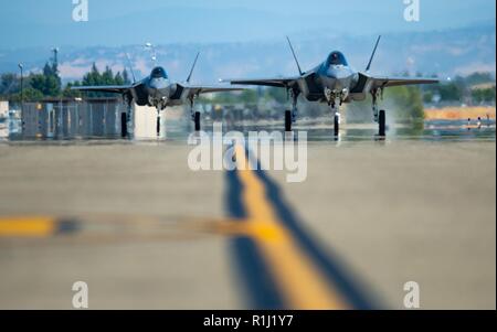 Due F-35un fulmine II aeromobili taxi giù per la pista di Mather aeroporto all'arrivo per la California Airshow di capitale, Sett. 20, 2018 a Sacramento, California Per la prima volta al Mather aeroporto, la F-35 è volato a fianco del P-38 Fulmine come un patrimonio volo durante il California Airshow di capitale. Foto Stock