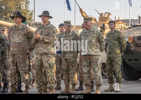 (1° fila, da sinistra a destra) U.S. Esercito Lt. Col. Timothy Wright, comandante della 1° Stormo, 2° reggimento di cavalleria (guerra aquile), U.S. Esercito Lt. Col. Donny Hebel, comandante dell'Armata del Tennessee Guardia Nazionale il 2° Stormo, 278th Armored reggimento di cavalleria (Task Force Raider), (seconda fila, da destra a sinistra) di U.S. Esercito il Mag. Gen. Terry 'MAX' Haston, del Tennessee aiutante generale, e DEGLI STATI UNITI Esercito Brig. Gen. Todd Wasmund, il comandante della missione elemento di comando, assiste la NATO l'accresciuta presenza in avanti, Battle Group Polonia, trasferimento di autorità cerimonia al Bemowo Piskie Area Formazione, Polonia. ( Foto Stock