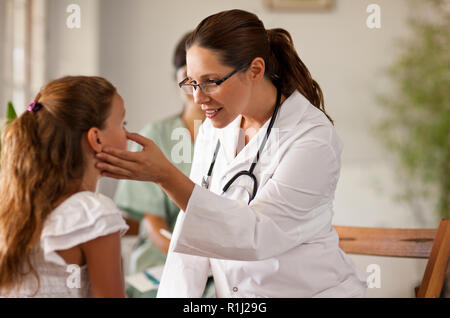 Gentile dolce medico donna esame paziente giovane. Foto Stock