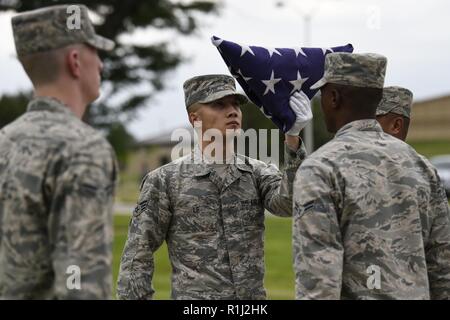 Membri del Dover Air Force Base di guardia d'onore ispezionare ripiegata di bandiera americana durante un Poa/mia cerimonia di ritiro sett. 21, 2018 a Dover AFB, Del. base guardia d'onore anche eseguito un fucile salutare ed ha giocato i rubinetti sul bugle. Foto Stock