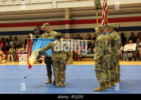 Col. Deitra Trotter e il comando Sgt. Principali. Thomas (TJ) Baird, 504th Intelligenza militare Comandante di brigata e CSM, uncase brigata dei colori durante una cerimonia uncasing, Sett. 24, 2018, Fort Hood, Texas. Foto Stock