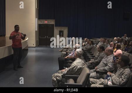 Herschel Walker, oratore motivazionale, colloqui con membri del team di Seymour sett. 25, 2018 presso Seymour Johnson Air Force Base in North Carolina. Il camminatore ha visitato Team Seymour per discutere l'importanza di mantenere la salute mentale. Foto Stock