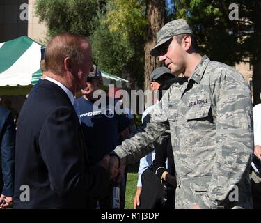 2 Lt. Daniel Rubio, 56th Fighter Wing Affari pubblici capo di relazioni comunitarie, presenta Donald Luca, nipote del tenente Frank Luca, Jr., una moneta, Sett. 26, 2018 a Phoenix. La moneta è stata realizzata appositamente per le celebrazioni per il centenario della morte del tenente Frank Luca Jr. Foto Stock