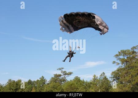 FORT BENNING, Ga. (Sett. 27, 2018) - Silver Wings del 1° Battaglione, 507th Parachute Reggimento di Fanteria, paracadute in una grande cerimonia di apertura. La facoltà e il personale, gli studenti e gli ospiti hanno celebrato la grande apertura di E. A. bianco scuola elementare nella sua nuova posizione in collina di sabbia a Fort Benning, Georgia, Sett. 26, 2018. Il nuovo impianto serve le famiglie del servizio militare i membri che vivono nel villaggio di Patton a Fort Benning. La scuola è 109,390 piedi quadrati e può ospitare fino a 600 studenti dalla scuola materna alla quinta elementare. Oltre ad avere un giardino didattico, tre amp per esterni Foto Stock