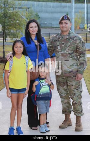 FORT BENNING, Ga. (Sett. 27, 2018) - Facoltà e il personale, gli studenti e gli ospiti hanno celebrato la grande apertura di E. A. bianco scuola elementare nella sua nuova posizione in collina di sabbia a Fort Benning, Georgia, Sett. 26, 2018. Il nuovo impianto serve le famiglie del servizio militare i membri che vivono nel villaggio di Patton a Fort Benning. La scuola è 109,390 piedi quadrati e può ospitare fino a 600 studenti dalla scuola materna alla quinta elementare. Oltre ad avere un giardino didattico, tre anfiteatri all'aperto, di pannelli solari per la produzione di acqua calda di una turbina eolica e un cruscotto di energia per utilità di monitoraggio uso il teachin Foto Stock