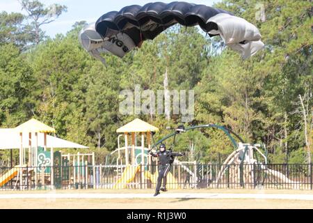 FORT BENNING, Ga. (Sett. 27, 2018) - Silver Wings del 1° Battaglione, 507th Parachute Reggimento di Fanteria, paracadute in una grande cerimonia di apertura. La facoltà e il personale, gli studenti e gli ospiti hanno celebrato la grande apertura di E. A. bianco scuola elementare nella sua nuova posizione in collina di sabbia a Fort Benning, Georgia, Sett. 26, 2018. Il nuovo impianto serve le famiglie del servizio militare i membri che vivono nel villaggio di Patton a Fort Benning. La scuola è 109,390 piedi quadrati e può ospitare fino a 600 studenti dalla scuola materna alla quinta elementare. Oltre ad avere un giardino didattico, tre amp per esterni Foto Stock