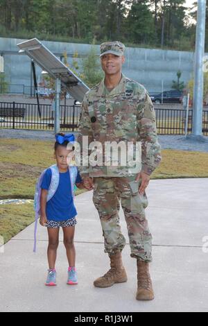 FORT BENNING, Ga. (Sett. 27, 2018) - Facoltà e il personale, gli studenti e gli ospiti hanno celebrato la grande apertura di E. A. bianco scuola elementare nella sua nuova posizione in collina di sabbia a Fort Benning, Georgia, Sett. 26, 2018. Il nuovo impianto serve le famiglie del servizio militare i membri che vivono nel villaggio di Patton a Fort Benning. La scuola è 109,390 piedi quadrati e può ospitare fino a 600 studenti dalla scuola materna alla quinta elementare. Oltre ad avere un giardino didattico, tre anfiteatri all'aperto, di pannelli solari per la produzione di acqua calda di una turbina eolica e un cruscotto di energia per utilità di monitoraggio uso il teachin Foto Stock