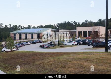 FORT BENNING, Ga. (Sett. 27, 2018) - Facoltà e il personale, gli studenti e gli ospiti hanno celebrato la grande apertura di E. A. bianco scuola elementare nella sua nuova posizione in collina di sabbia a Fort Benning, Georgia, Sett. 26, 2018. Il nuovo impianto serve le famiglie del servizio militare i membri che vivono nel villaggio di Patton a Fort Benning. La scuola è 109,390 piedi quadrati e può ospitare fino a 600 studenti dalla scuola materna alla quinta elementare. Oltre ad avere un giardino didattico, tre anfiteatri all'aperto, di pannelli solari per la produzione di acqua calda di una turbina eolica e un cruscotto di energia per utilità di monitoraggio uso il teachin Foto Stock