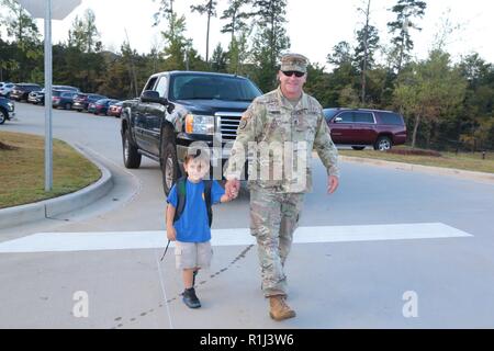 FORT BENNING, Ga. (Sett. 27, 2018) - Facoltà e il personale, gli studenti e gli ospiti hanno celebrato la grande apertura di E. A. bianco scuola elementare nella sua nuova posizione in collina di sabbia a Fort Benning, Georgia, Sett. 26, 2018. Il nuovo impianto serve le famiglie del servizio militare i membri che vivono nel villaggio di Patton a Fort Benning. La scuola è 109,390 piedi quadrati e può ospitare fino a 600 studenti dalla scuola materna alla quinta elementare. Oltre ad avere un giardino didattico, tre anfiteatri all'aperto, di pannelli solari per la produzione di acqua calda di una turbina eolica e un cruscotto di energia per utilità di monitoraggio uso il teachin Foto Stock