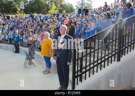 FORT BENNING, Ga. (Sett. 27, 2018) - Dr. Todd Carver, vice preside di E.A. Bianco Scuola elementare e la studentry e personale di E.A. Bianco Scuola Elementare, osservare l'inno nazionale. Facoltà, personale, gli studenti e gli ospiti hanno celebrato la grande apertura di E. A. bianco scuola elementare nella sua nuova posizione in collina di sabbia a Fort Benning, Georgia, Sett. 26, 2018. Il nuovo impianto serve le famiglie del servizio militare i membri che vivono nel villaggio di Patton a Fort Benning. La scuola è 109,390 piedi quadrati e può ospitare fino a 600 studenti dalla scuola materna alla quinta elementare. In aggiunta ad avere Foto Stock