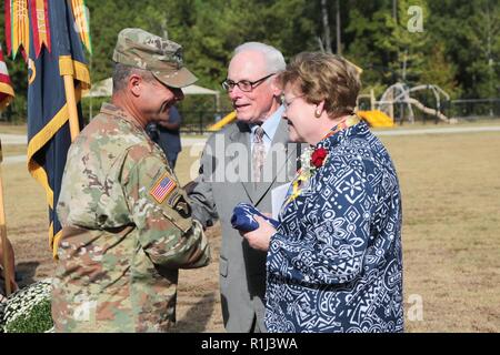 FORT BENNING, Ga. (Sett. 27, 2018) - Da sinistra, Col. Clinton W. Cox, U.S. Presidio militare di Fort Benning commander, presenta una bandiera volato oltre il Pentagono di pensionati Col. William Rasco e Lucy Rasco bianco. Lucy Rasco bianco è la nipote di 1Lt. Edward A. bianco, per i quali il recentemente aperto E.A. Bianco scuola elementare è chiamato. Facoltà, personale, gli studenti e gli ospiti hanno celebrato la grande apertura di E. A. bianco scuola elementare nella sua nuova posizione in collina di sabbia a Fort Benning, Georgia, Sett. 26, 2018. Il nuovo impianto serve le famiglie del servizio militare i membri che vivono nel villaggio di Patton a Fort Foto Stock