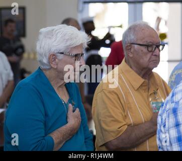 Caporale Cameron Newsome gioca rubinetti, la tradizionale fanfare militari canzone di solito svolto come tramonto a bordo di un'installazione militare e a funerali militari, durante il POW/MIA ricordo cerimonia presso la casa dei veterani di California-Barstow, Sett. 21. Foto Stock
