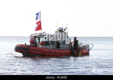 L'uragano Florence realizzato approdo sul Sett. 14, 2018 e gli Stati Uniti Esercito di ingegneri Wilmington distretto ha iniziato le valutazioni delle interessate porte federale in NC, Sett. 17, 2018. Come parte della sua valutazione, i tuffatori dal mastio Marine Company dispiegato per la zona delle Nevi Marsh canale con il polpo sondaggio sistema raccolta di immagini in Cape Fear River e ha individuato diversi ostruzioni di grandi dimensioni che sono stati precedentemente rilevato dal sondaggio del corpo equipaggi, come rocce di grandi dimensioni. E USACE Donjon Marine continua con multi-beam e lato topografico di scansione di altri obiettivi individuati per la possibile identificazione e un Foto Stock