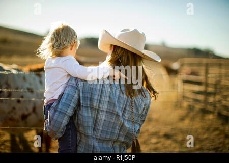 Coltivatore toddler fuori e circa al ranch. Foto Stock