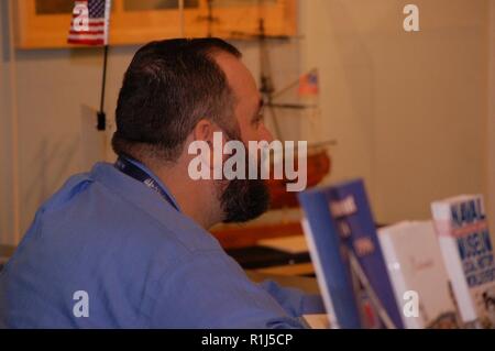 Museo educatore, Giuseppe Miechle il personale del front desk. Il Hampton Roads Museo Navale ha avuto la possibilità di ospitare una speciale visita guidata della sua galleria di oggi. Museo volontari Tony D'Angelo e James Hahn, insieme con il museo di coordinatori volontari Darcy lavello accolto Ann Nelson, da Williamsburg Virginia e Carol Weigel dal lago di Gaston, North Carolina oggi. I due hanno avuto la possibilità di visitare la galleria e ottenere alcune intuizioni nella regione ricca di connessione alla US Navy. Foto Stock