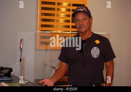 Il Hampton Roads Museo Navale ha avuto la possibilità di dare il benvenuto a un veterano del Vietnam questo pomeriggio per la sua galleria. Il sig. David Benites, un ex STG3 a bordo della USS Ernest G. Piccoli (GG/DDR-838) è servito a bordo della nave durante la Guerra del Vietnam; dal 1966 al 1969. Dopo aver visitato il museo della galleria e parlare apertamente con i membri del personale circa il suo servizio in Vietnam; si è fermato presso il museo della reception ed è stato presentato con un commemorativa il veterano del Vietnam il pin dal Museo educatore, Zach Smyers. Smyers, un ex tecnico di sonar in US Navy, scambiati alcuni sciroppi insieme con il Sig. Benites. Egli velocemente Foto Stock