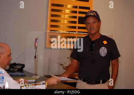 Il Hampton Roads Museo Navale ha avuto la possibilità di dare il benvenuto a un veterano del Vietnam questo pomeriggio per la sua galleria. Il sig. David Benites, un ex STG3 a bordo della USS Ernest G. Piccoli (GG/DDR-838) è servito a bordo della nave durante la Guerra del Vietnam; dal 1966 al 1969. Dopo aver visitato il museo della galleria e parlare apertamente con i membri del personale circa il suo servizio in Vietnam; si è fermato presso il museo della reception ed è stato presentato con un commemorativa il veterano del Vietnam il pin dal Museo educatore, Zach Smyers. Smyers, un ex tecnico di sonar in US Navy, scambiati alcuni sciroppi insieme con il Sig. Benites. Egli velocemente Foto Stock