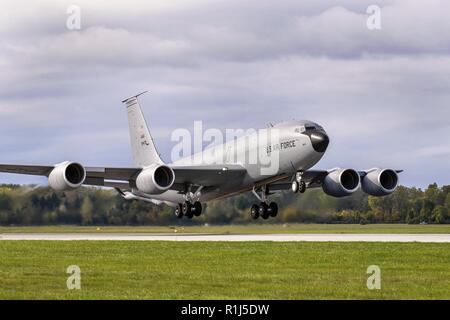 SELFRIDGE Air National Guard BASE, Mich-- Membri di equipaggio con la 171st Air Refuelling Squadron si dipartono in KC-135 Stratotanker il 4 ottobre 2018. Utilizzato principalmente come un aria-aria piattaforma di rifornimento, il KC-135 a Selfridge è gestito e mantenuto da aviatori dal Michigan Air National Guard's 127aria Gruppo di rifornimento, 171st Air Refuelling Squadron, 191st squadrone di manutenzione e le relative organizzazioni. (Air National Guard Foto Stock