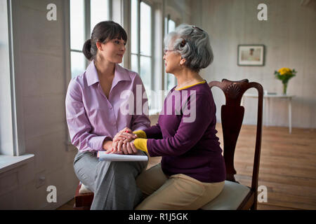 Donna anziana a parlare con il suo medico. Foto Stock