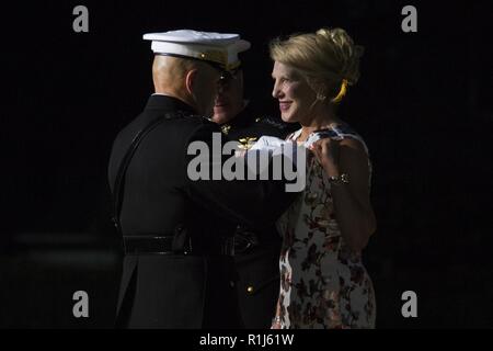 Il comandante del Marine Corps gen. Robert B. Neller, sinistra, presenta la signora Gail A. Walters, moglie di Vice Comandante del Marine Corps gen. Glenn M. Walters, con un distinto servizio pubblico premio durante il suo marito la pensione di cerimonia alla caserma marini Washington, Washington D.C., il 4 ottobre, 2018. Al momento del suo pensionamento, Walters assumerà la billetta di presidente della Citadel Military College di Charleston, Carolina del Sud. Foto Stock