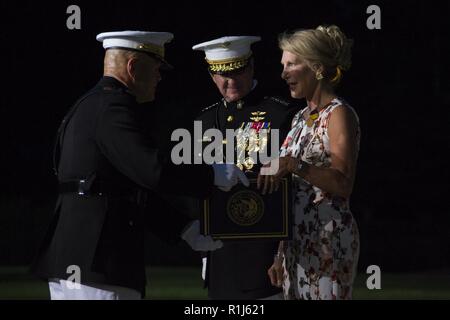 Il comandante del Marine Corps gen. Robert B. Neller, sinistra, presenta la signora Gail A. Walters, moglie di Vice Comandante del Marine Corps gen. Glenn M. Walters, con un distinto servizio pubblico premio durante il suo marito la pensione di cerimonia alla caserma marini Washington, Washington D.C., il 4 ottobre, 2018. Al momento del suo pensionamento, Walters assumerà la billetta di presidente della Citadel Military College di Charleston, Carolina del Sud. Foto Stock