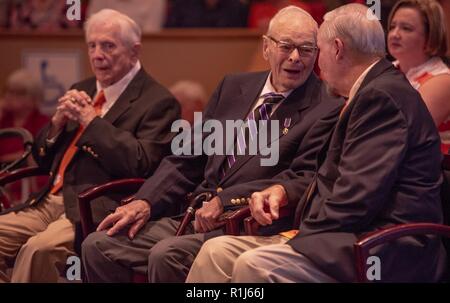 Ritirato U.S. Esercito Col. Ben Skardon, 101, un superstite di Bataan morte marzo e 1 255 giorni come un prigioniero di guerra si siede accanto all esercito 1Lt. William Funchess, 90, superstite di 1. 038 giorni come un prigioniero di guerra durante la guerra di Corea, come egli le chat con Air Force Col. Bill Austin, 80, un F-4 Phantom pilota che è stato abbattuto per la sua missione di 81st mai Vietnam e sopravvissuto 1,986 giorni come un prigioniero di guerra, prima di un Poa/mia cerimonia di riconoscimento all'Università di Clemson, Ottobre 4, 2018. La cerimonia si è svolta da Clemson's Air Force ROTC. ( Foto Stock