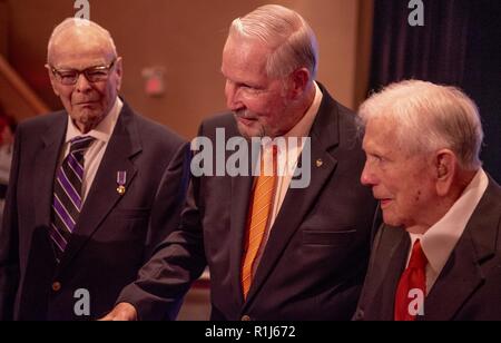 Tre ex prigionieri di guerra (da sinistra), Esercito 1Lt. Bill Funchess, 90 (Corea), Air Force Col. Bill Austin, 80 (Vietnam), e l'esercito Col. Ben Skardon, 101 (WWII), chat prima di un Poa/mia cerimonia di riconoscimento all'Università di Clemson, Ottobre 4, 2018. ( Foto Stock