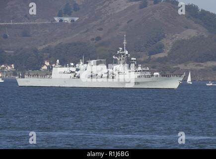 SAN FRANCISCO (ott. 5, 2018) Il Royal Canadian Navy Halifax-classe fregata HMCS Vancouver (FFH 331) transita attraverso la baia di San Francisco durante una parata di navi come parte di San Francisco la settimana della flotta, 5 ottobre. San Francisco Settimana della flotta è un opportunità per il pubblico americano e per soddisfare la loro Marina Militare, Marine Corps e Guardia Costiera team e l'esperienza dell'America servizi di mare. Durante la settimana della flotta, servizio i membri partecipano a vari eventi a servizio della comunità, capacità di presentazione e di attrezzature per la comunità e godetevi l'ospitalità di San Francisco e i suoi dintorni. Foto Stock